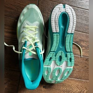 Men’s blue and green under armour tennis shoes